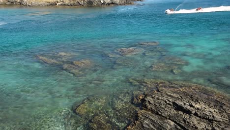 Motos-De-Agua-Navegan-Por-La-Costa-Del-Mar-Con-Aguas-Cristalinas