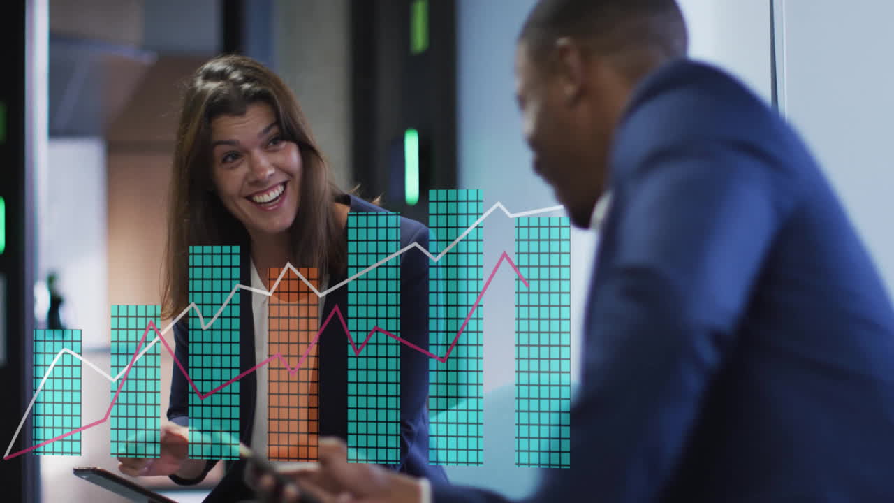 discutiendo negocios, personas con gráficos de barras y líneas animados sobre su conversación