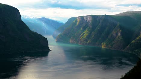 le magnifique sognefjord ou sognefjorden nature norvégienne.