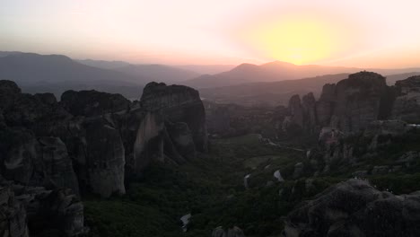 Imágenes-De-Drones-Aéreos-De-Meteora-De-Grecia-7.mp4