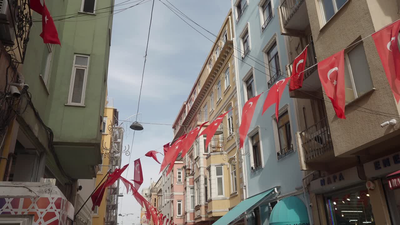 escena callejera turca con banderas