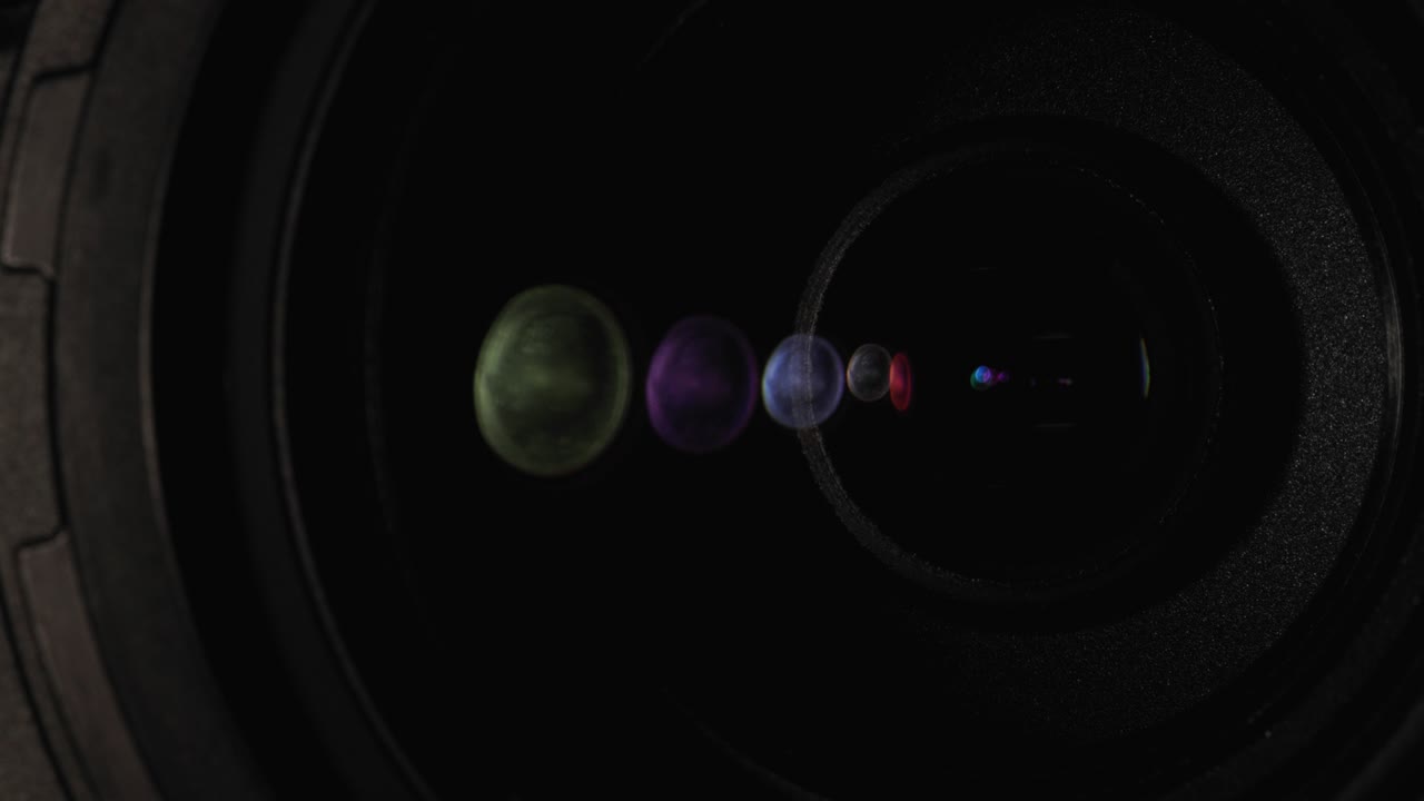 The front lens of the lens is illuminated by a beam of light with glare