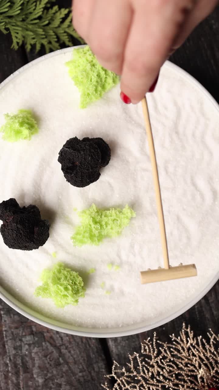 미니어처 젠 정원과 함께 맛있는 디저트 프레젠테이션