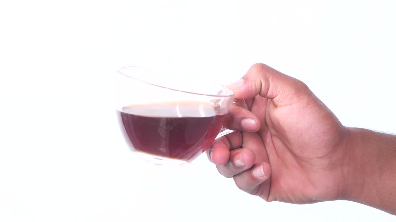 차 한 잔을 들고 손