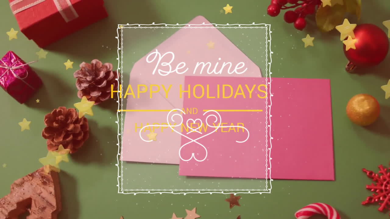 크리스마스 축하 문서와 별이 분홍색 봉투 위에, 녹색 배경에 장식