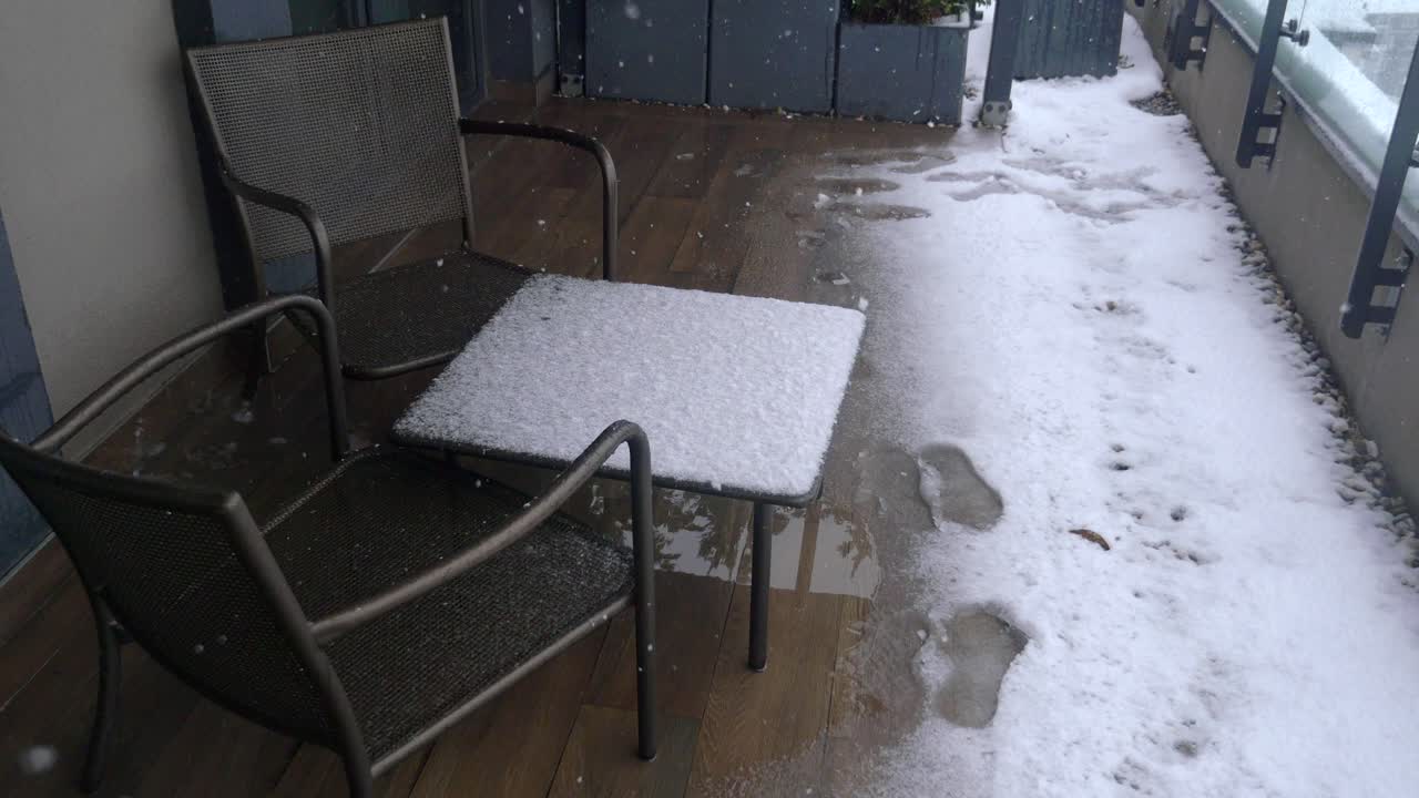 야외 가구와 함께 눈 인 발코니 마당