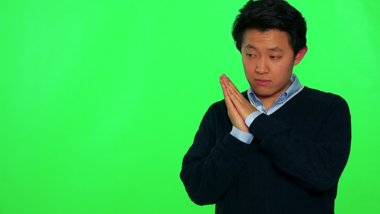 젊은 아시아 남자가 머리를 두 손에 고 잠을 자다가 깨어나면 스트레칭을 합니다. - 그린 스크린 스튜디오