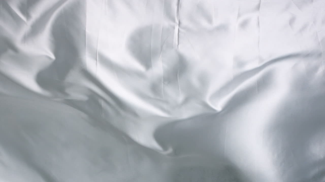 la sábana de seda se mueve como las olas.