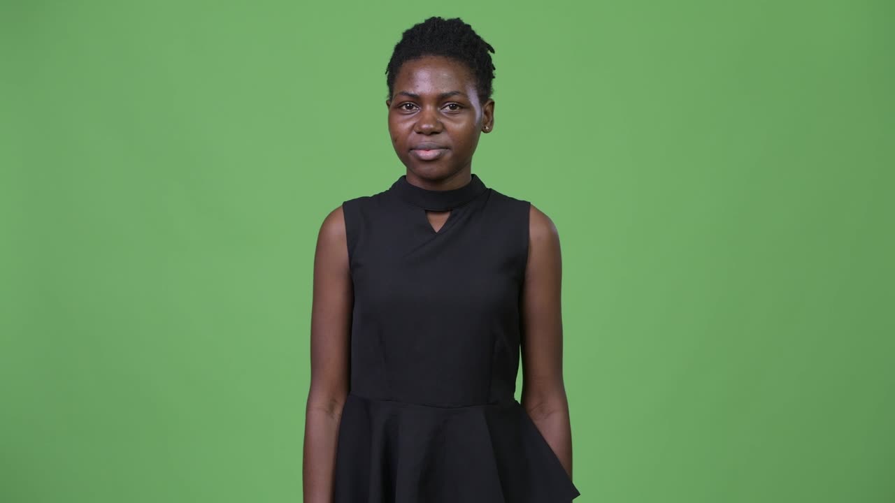 Giovane e bella imprenditrice africana che punta il dito verso l'alto.