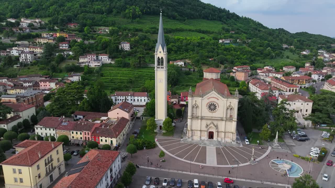 Lenta ripresa aerea del Duomo di Santa Maria e San Vitale, Piazza Marconi Guglielmo a Montecchio Maggiore, Italia