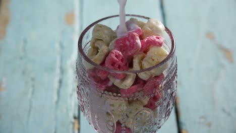 la leche se vierte en un vaso de panal de cereal 4k