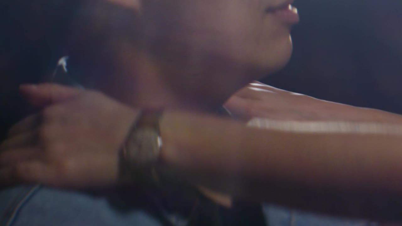 ecu mujer joven baila con los brazos alrededor del hombre