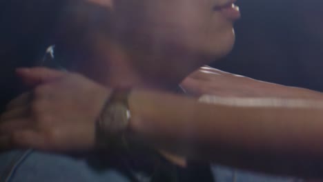 ecu mujer joven baila con los brazos alrededor del hombre