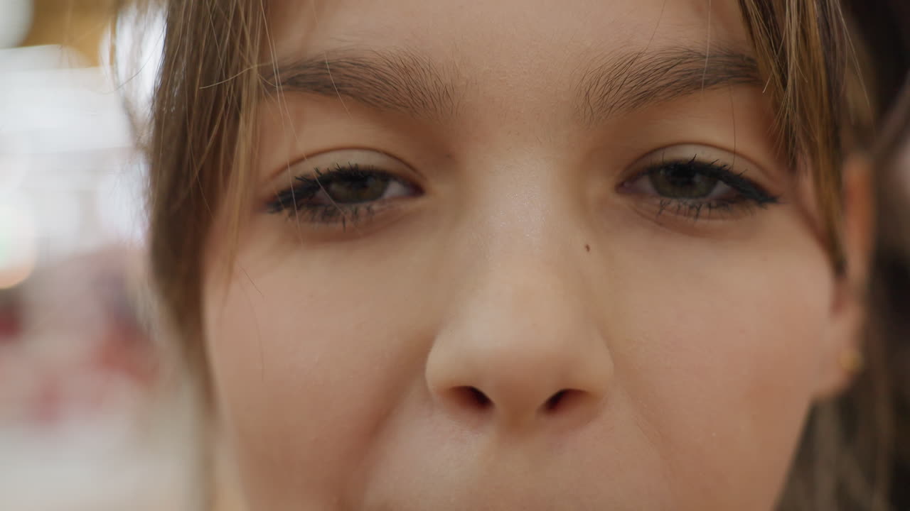Giovane assaggia un hamburger, adolescente esplora un gustoso panino, giovane osserva da vicino il delizioso ripieno dell'hamburger, adolescente analizza un nuovo hamburger con viva curiosità in un ambiente gastronomico