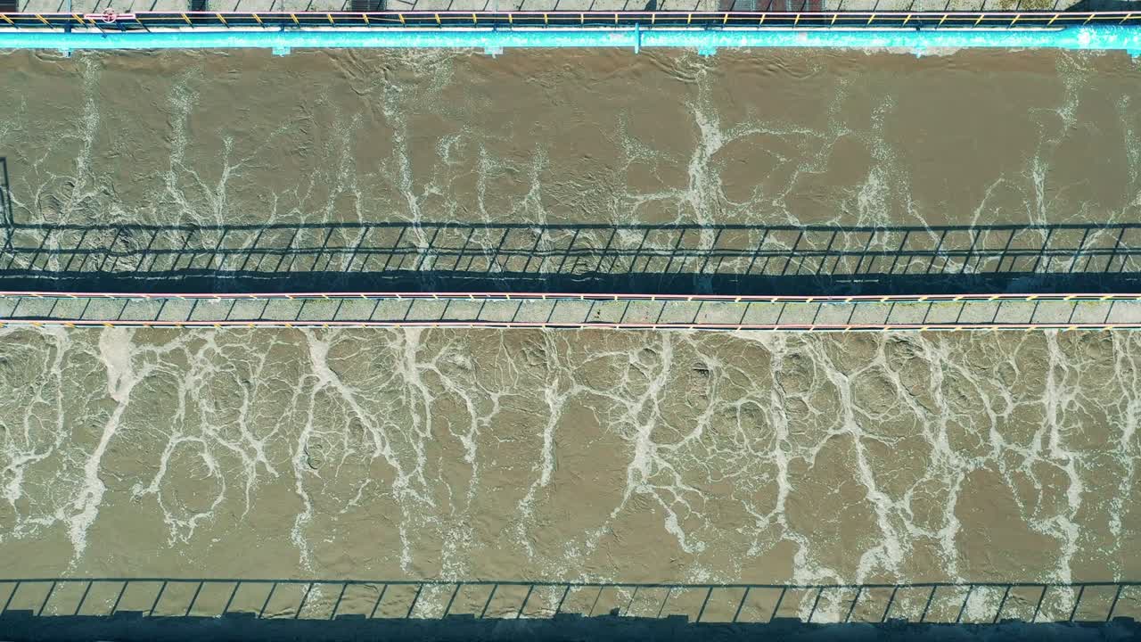 vista superior de una construcción de limpieza de aguas residuales a la luz del día