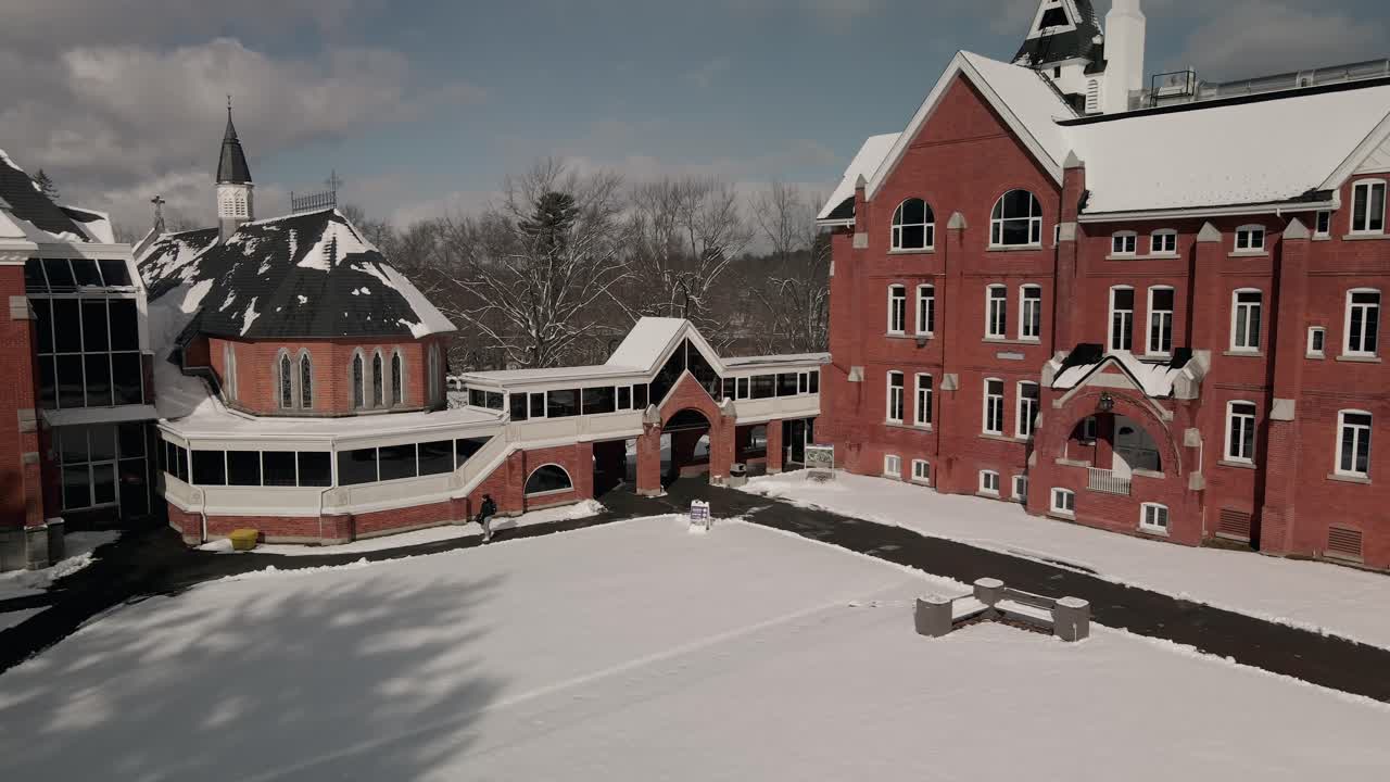 레녹스빌, 셔브룩, 퀘벡, 캐나다에서 겨울 동안 전경에 눈이 있는 주교의 대학