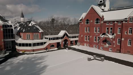 Universidad-Del-Obispo-Con-Nieve-En-Primer-Plano-Durante-El-Invierno-En-Lennoxville,-Sherbrooke,-Quebec,-Canadá