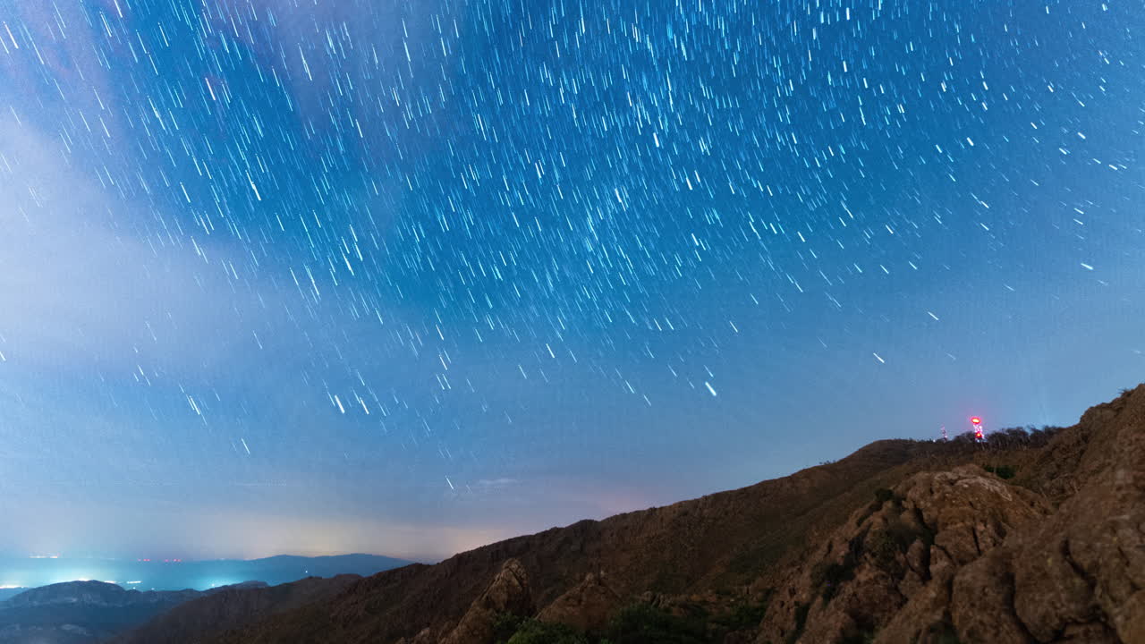 산 위의 별빛 하늘의 흔적, 타임스 뷰