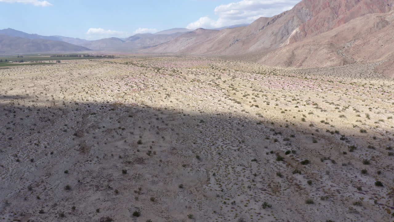 vegetación escasa en las tierras baldías y el fondo de la montaña, retiro aéreo