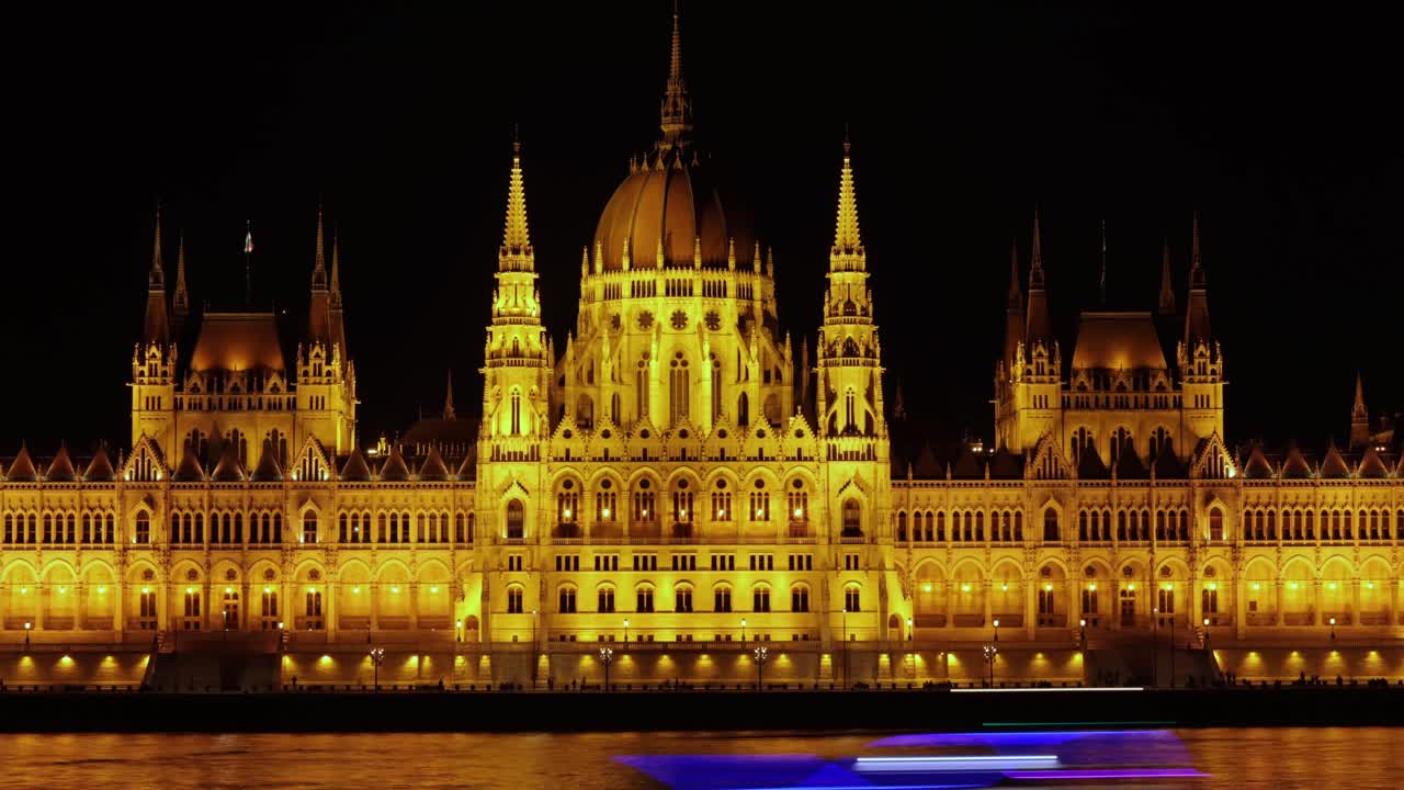 Timelapse notturno del Parlamento Ungherese, fiume Danubio, Budapest