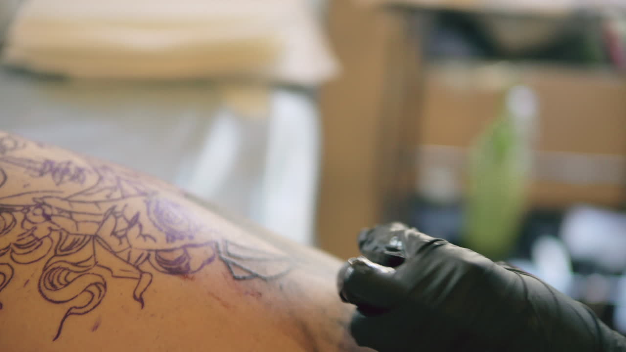 artista del tatuaje en el trabajo