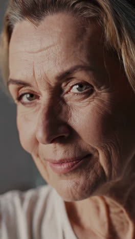 retrato en primer plano de una mujer mayor sonriente