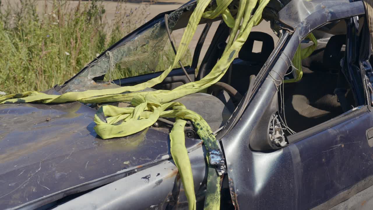 산업 스트랩으로 도랑에서 사고로 파괴된 차를 끌 준비