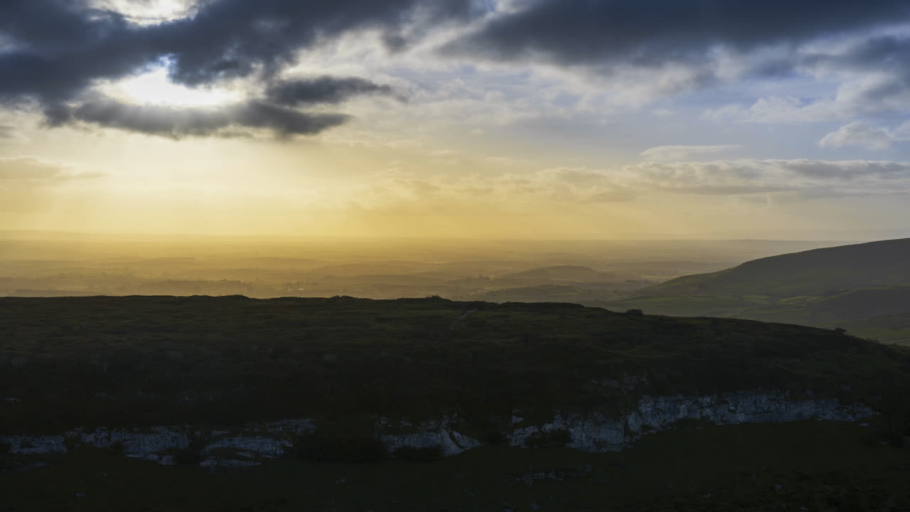 timelapse del paisaje natural rural con colinas en la distancia durante la noche con sol detrás de las nubes visto desde carrowkeel en el condado de sligo en irlanda