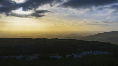 Timelapse-Del-Paisaje-Natural-Rural-Con-Colinas-En-La-Distancia-Durante-La-Noche-Con-Sol-Detrás-De-Las-Nubes-Visto-Desde-Carrowkeel-En-El-Condado-De-Sligo-En-Irlanda