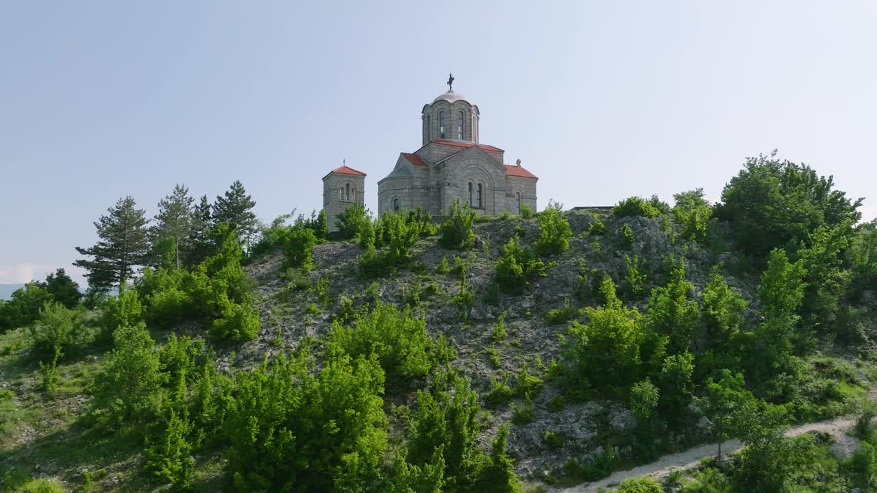 toma cinematográfica de avión no tripulado que revela el exterior de la iglesia ortodoxa de la ascensión del señor en las colinas del río cetina, croacia
