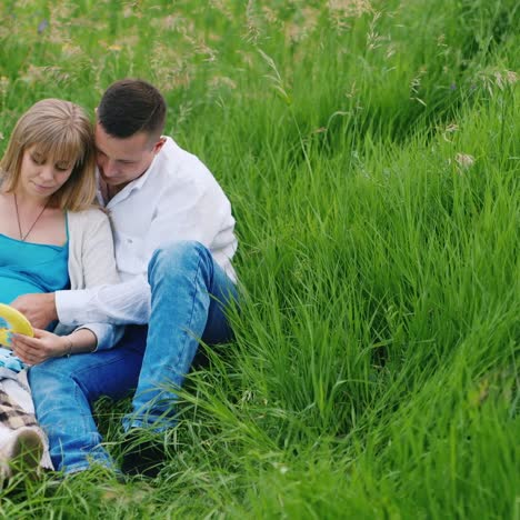 mujer embarazada y hombre miran juguetes para bebés