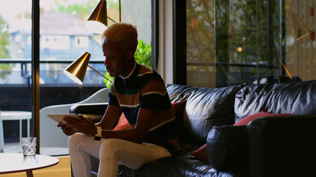 현대적인 사무실 4k에서 디지털 태블릿에서 일하는 젊은 혼성 인종 사업가