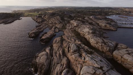 Volando-Lejos-De-La-Costa-Rocosa