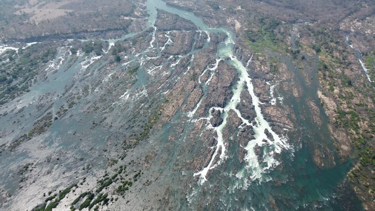 동남아시아에서 가장 큰 폭포인 콩파펜 폭포를 보세요.
