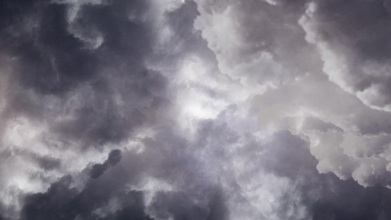 불타는 번개와 함께 어두운 하늘에서 구름의 보기