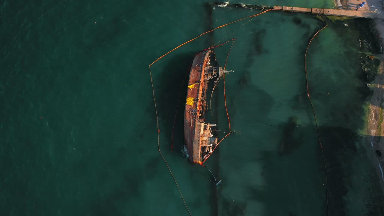 바다에서 버려진 선박 붕괴와 함께 석유 유출 통제