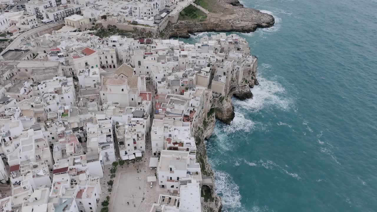 폴리냐노 (polignano) 마을과 지중해 (mediterranean sea) 를 보여주는 공중 영상입니다.