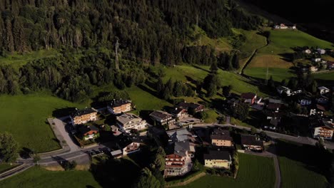 Üppig-Grüne-Waldlandschaft-In-Der-Nähe-Der-Stadt-Landschaft-Von-Kaprun-Im-Pinzgau,-Salzburg,-Österreich