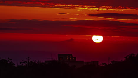 Sonnenuntergang-Mit-Intensiv-Rotem-Und-Orangefarbenem-Himmel-Und-Sonnenuntergang