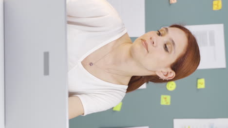 el video vertical de la mujer mirando la computadora portátil es desmotivado y aburrido.