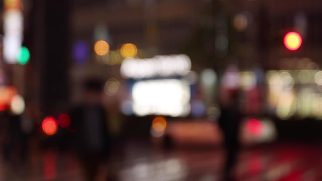 gente caminando desenfocada en la calle en shinjuku por la noche día lluvioso de mano