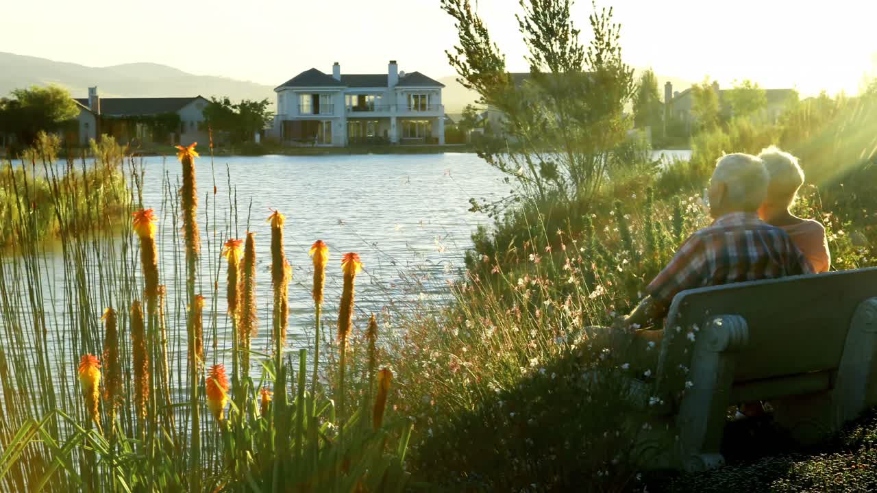 뒷마당 4k에 앉아 있는 고령 커플