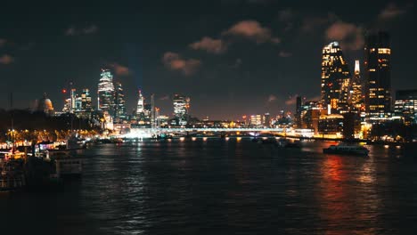 Timelapse-De-Londres-De-Noche-Sobre-El-Támesis