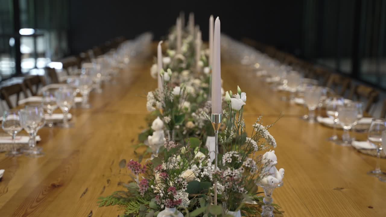 elegante mesa de comedor con centros florales y velas para un evento formal