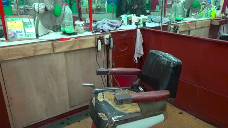 Una-Silla-De-Barbero-Vacía-En-Una-Peluquería-En-La-Habana,-Cuba