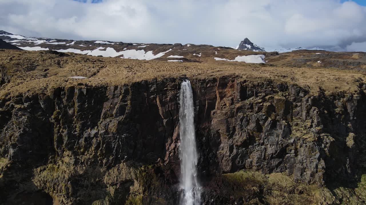 islandia cascada bjarnarfoss aéreo drone