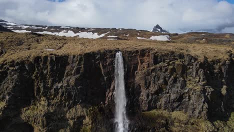 Island-Wasserfall-Bjarnarfoss-Luftdrohne