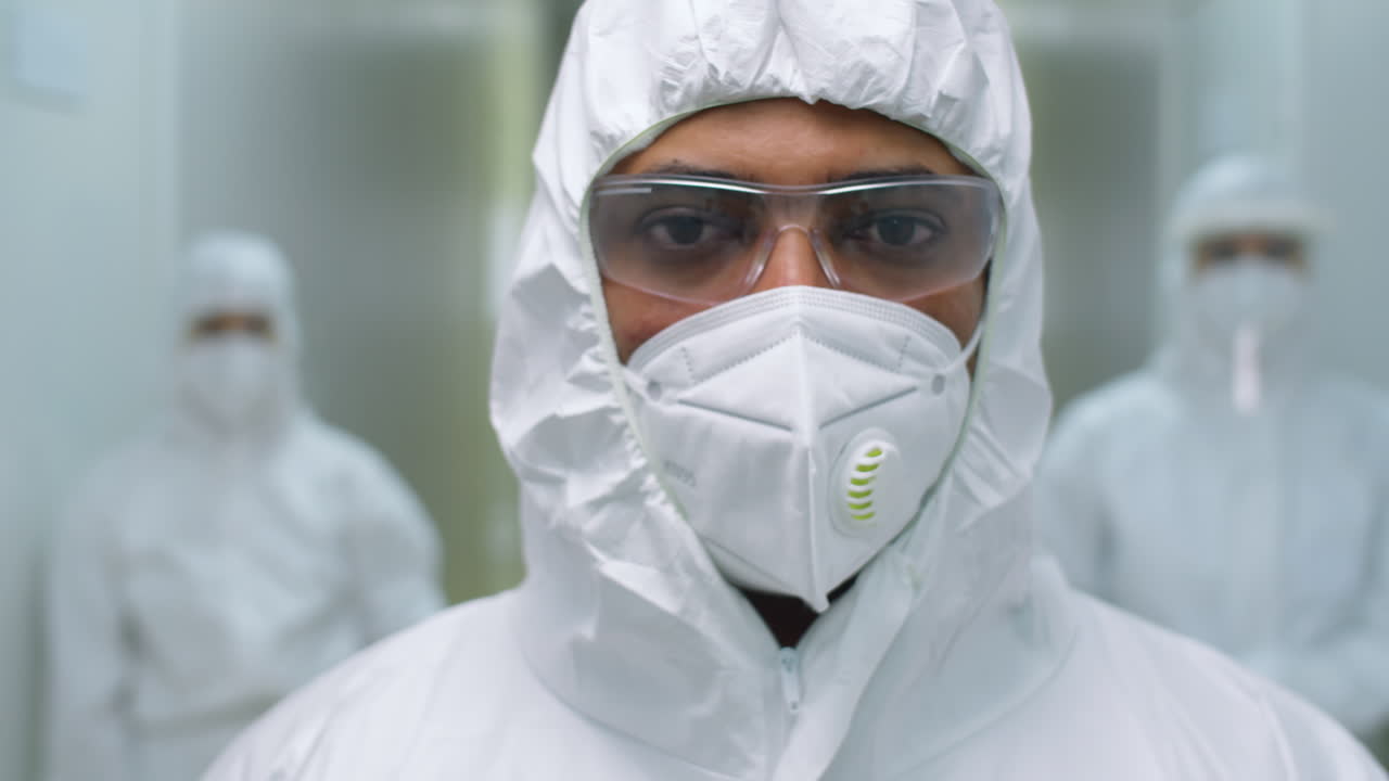 retrato de un médico en uniforme de protección en un hospital