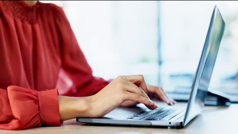 la mujer está escribiendo en la computadora portátil, manos