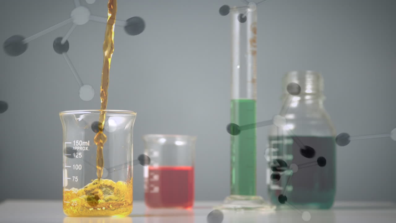 컵이 노란색 액체로 채워지고 있습니다.